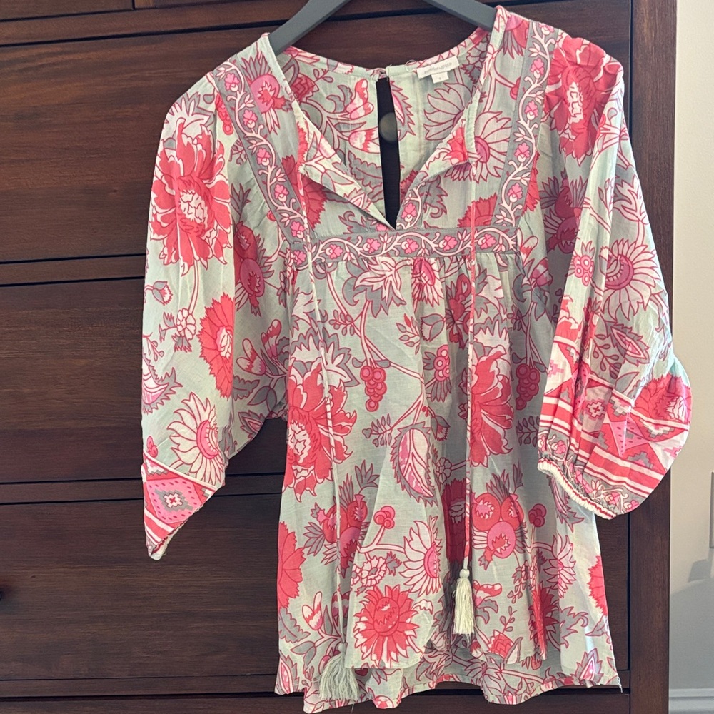 Chic Floral Blouse in Pink and White
